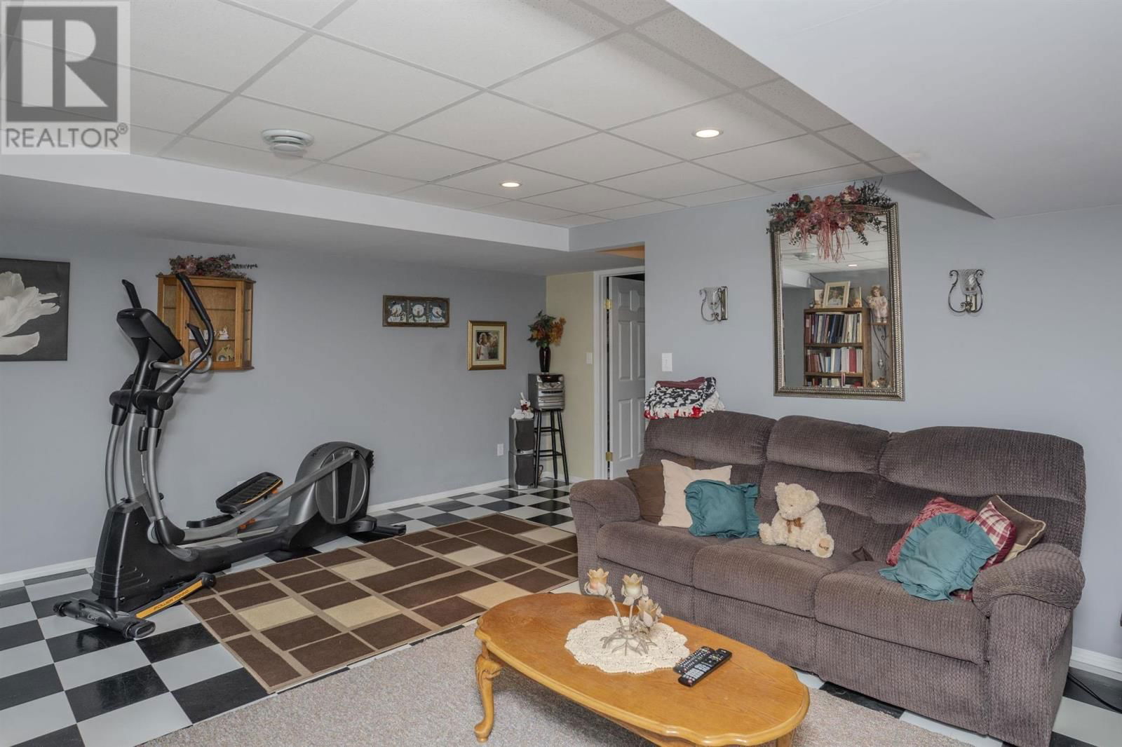 301 CARIBOU CRES Image 38