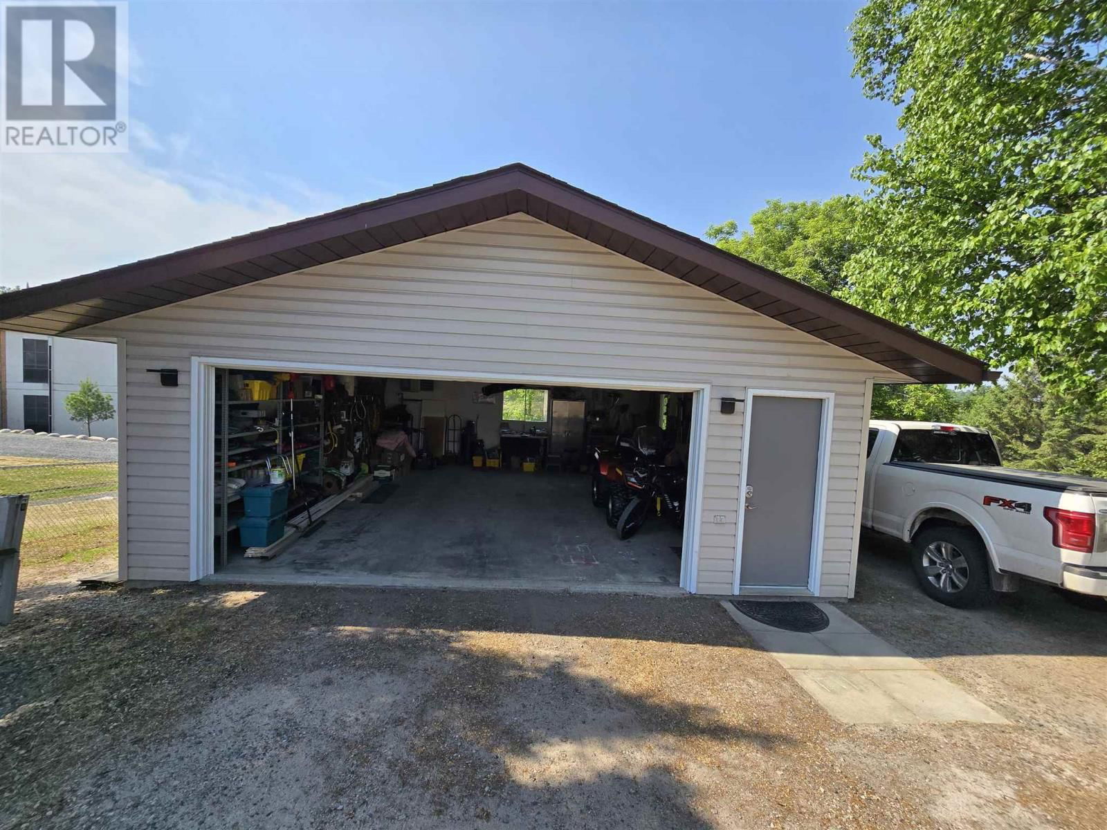 1517 VALLEY DR Image 47