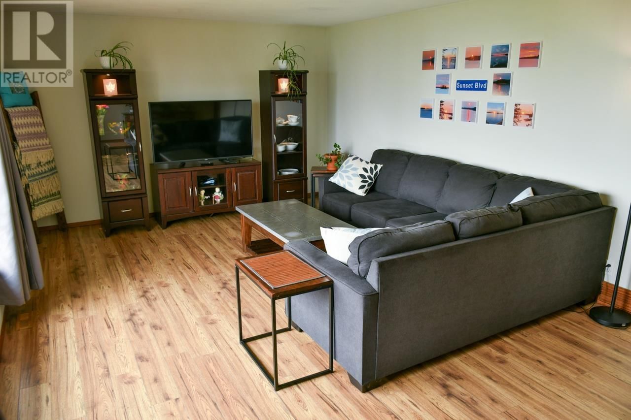 18 SUNSET BOULEVARD Image 12