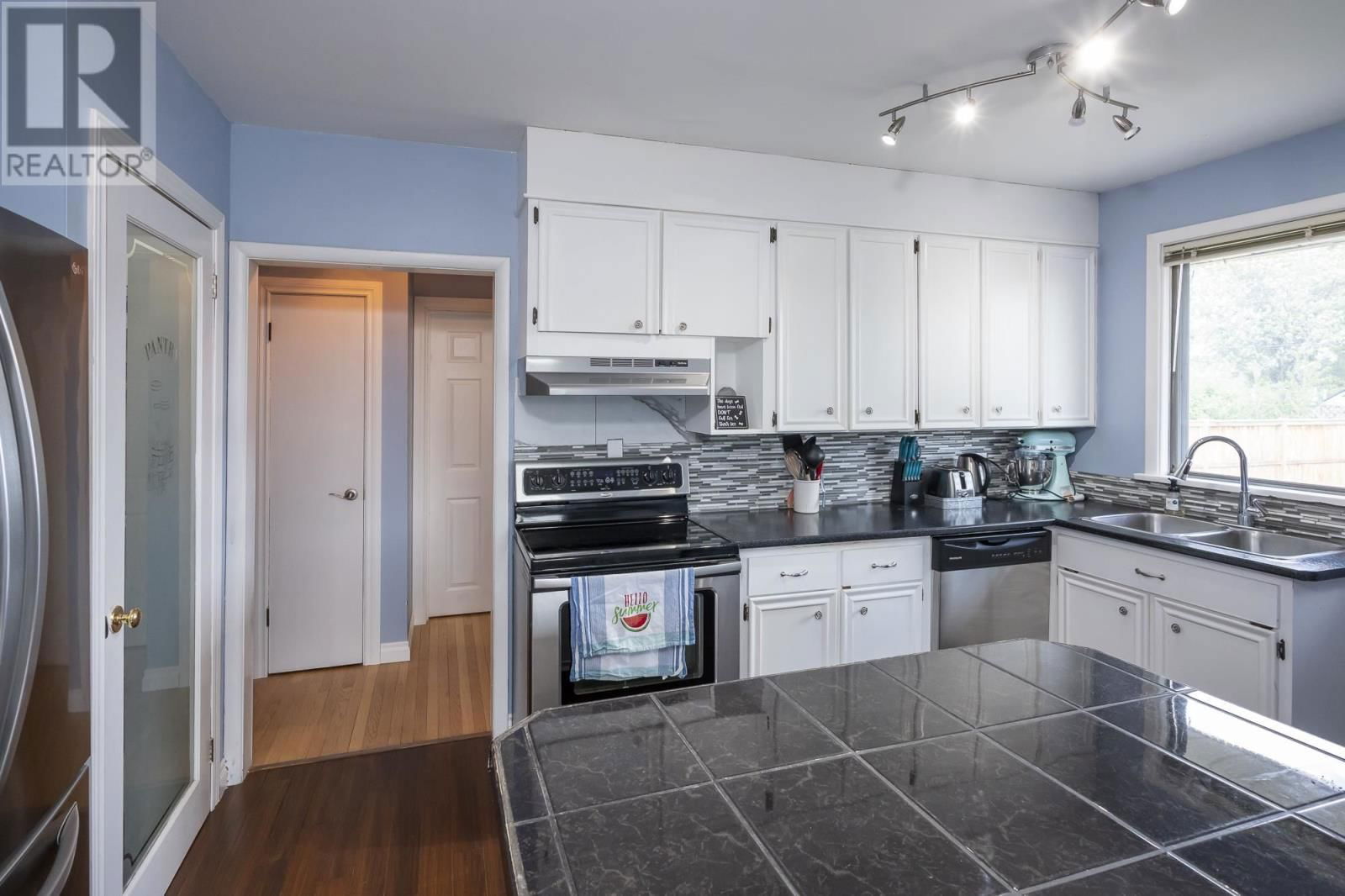 612 ROSEWOOD CRES Image 12