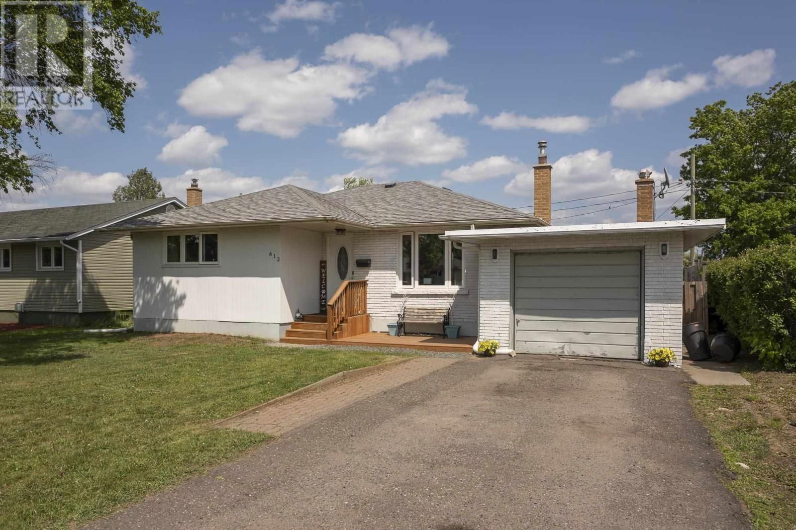 612 ROSEWOOD CRES Image 2