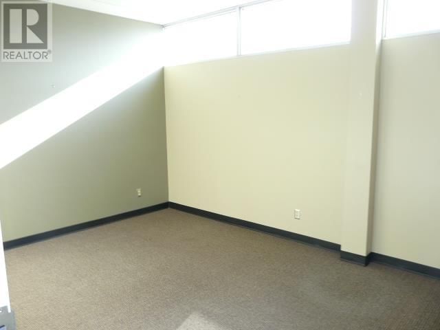 947 MEMORIAL AVE Image 9