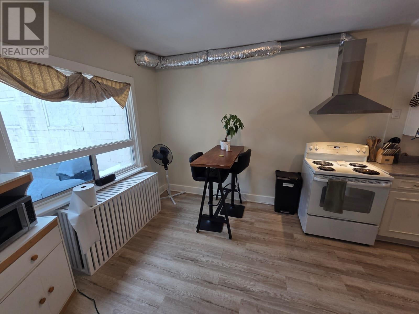 E - 1012 VICTORIA AVE Image 13