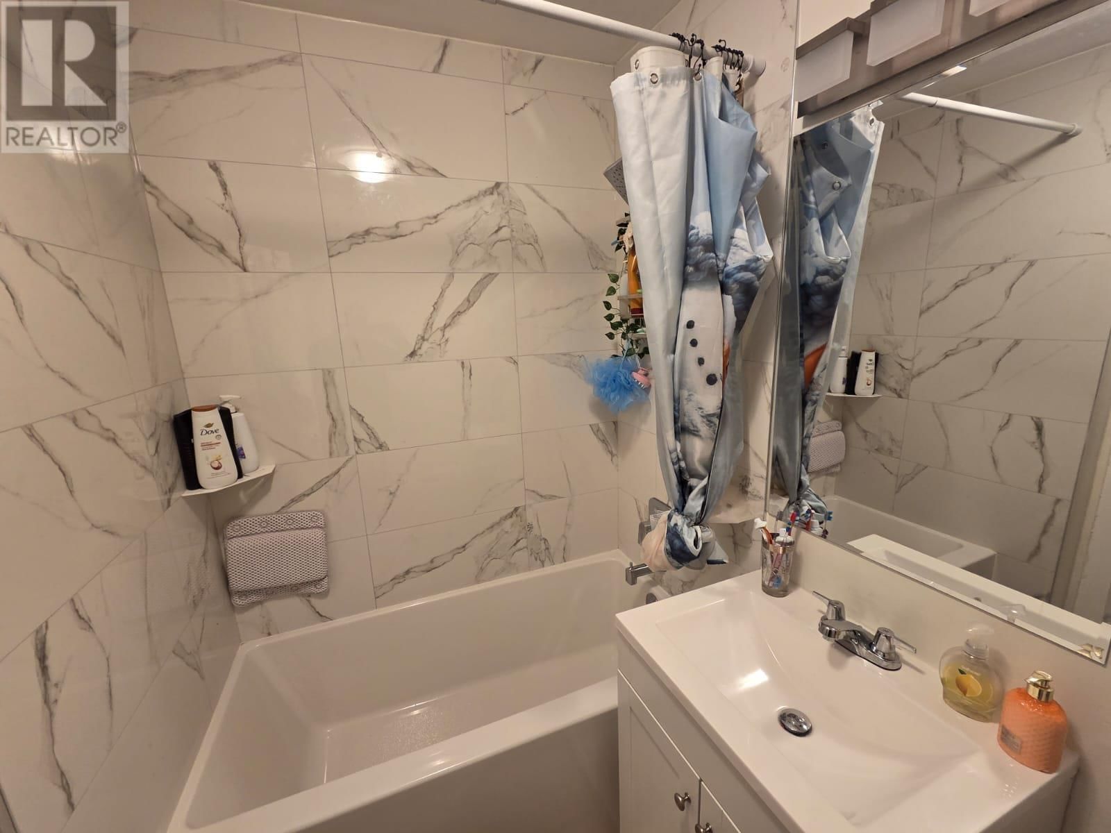 E - 1012 VICTORIA AVE Image 17