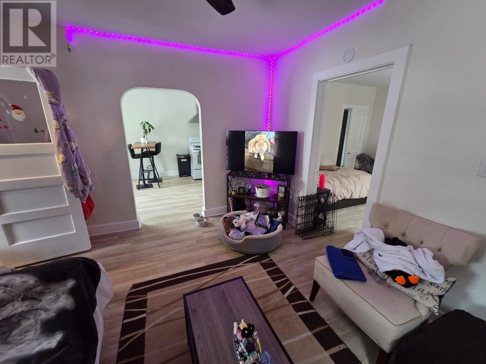 E - 1012 VICTORIA AVE Image 23