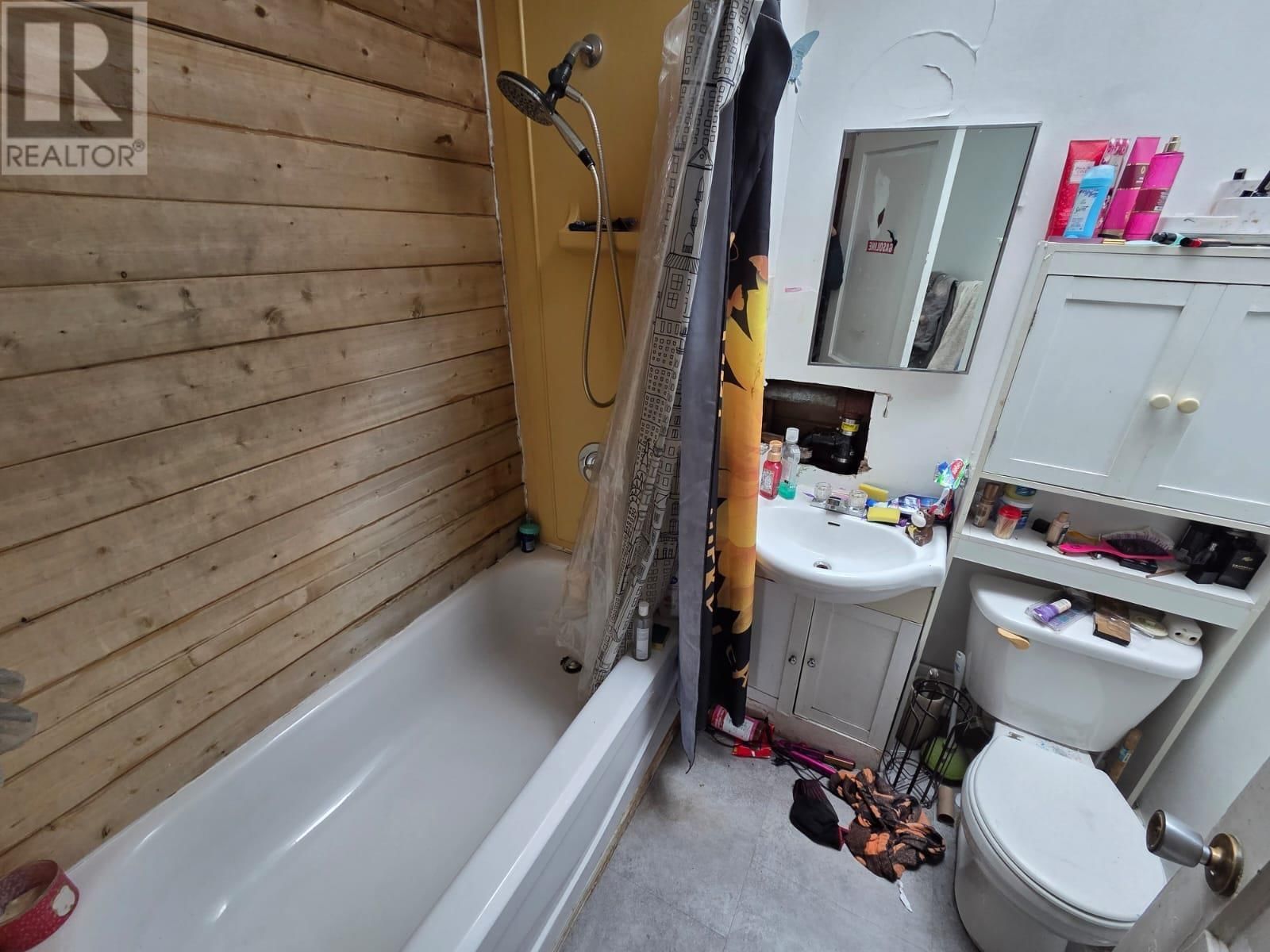 E - 1012 VICTORIA AVE Image 30