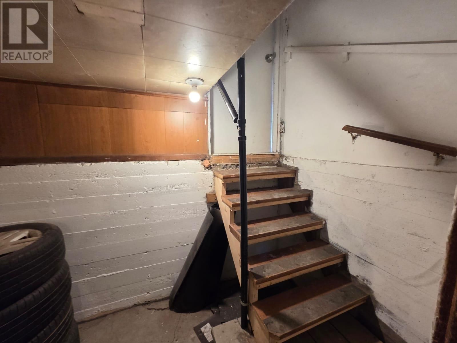 E - 1012 VICTORIA AVE Image 37