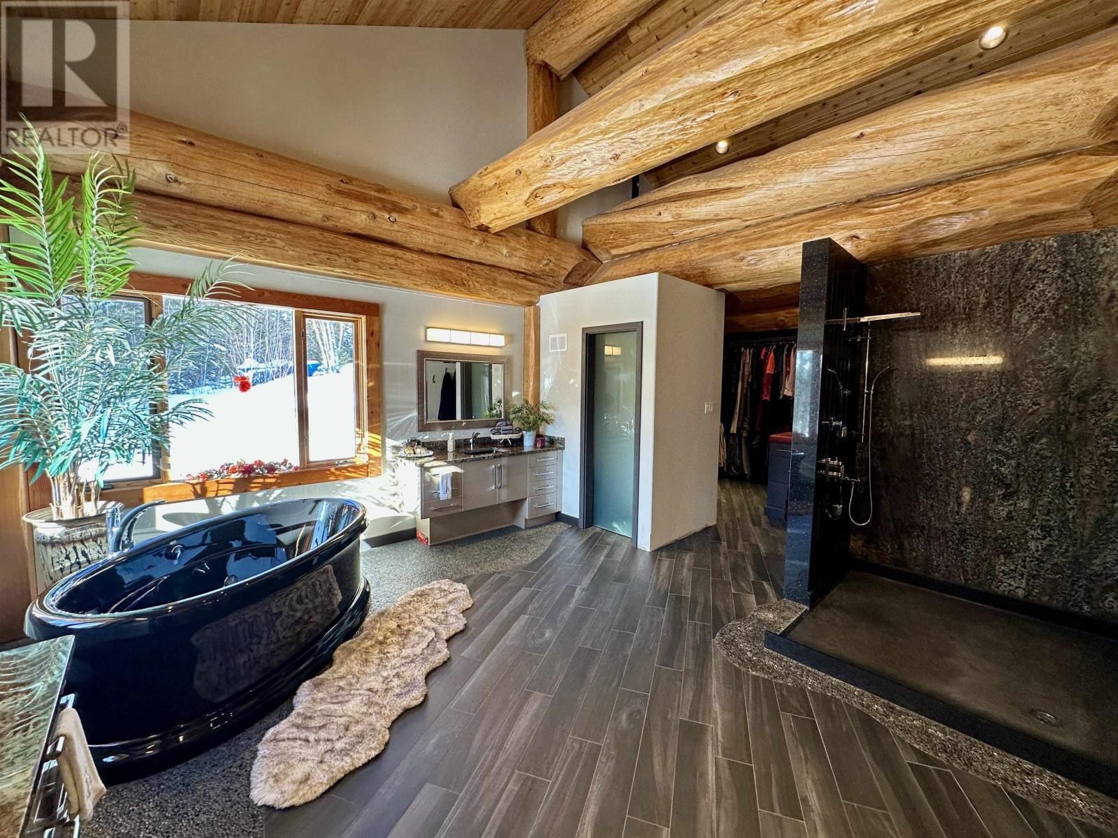 WINNIPEG RIVER - 76 MIDDLE LAKE Image 26