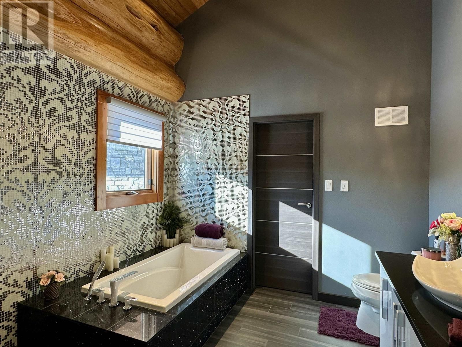 WINNIPEG RIVER - 76 MIDDLE LAKE Image 35