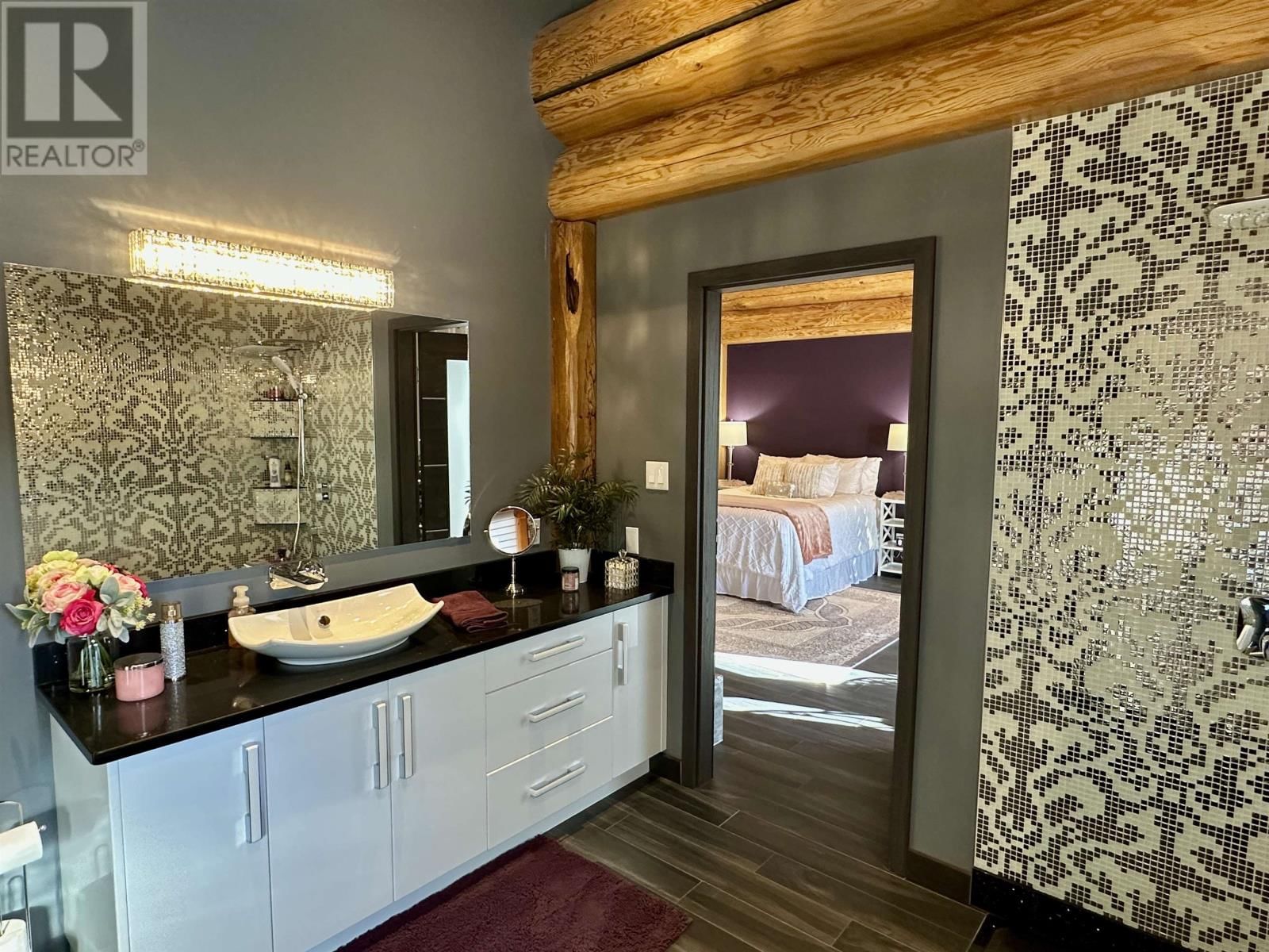 WINNIPEG RIVER - 76 MIDDLE LAKE Image 37