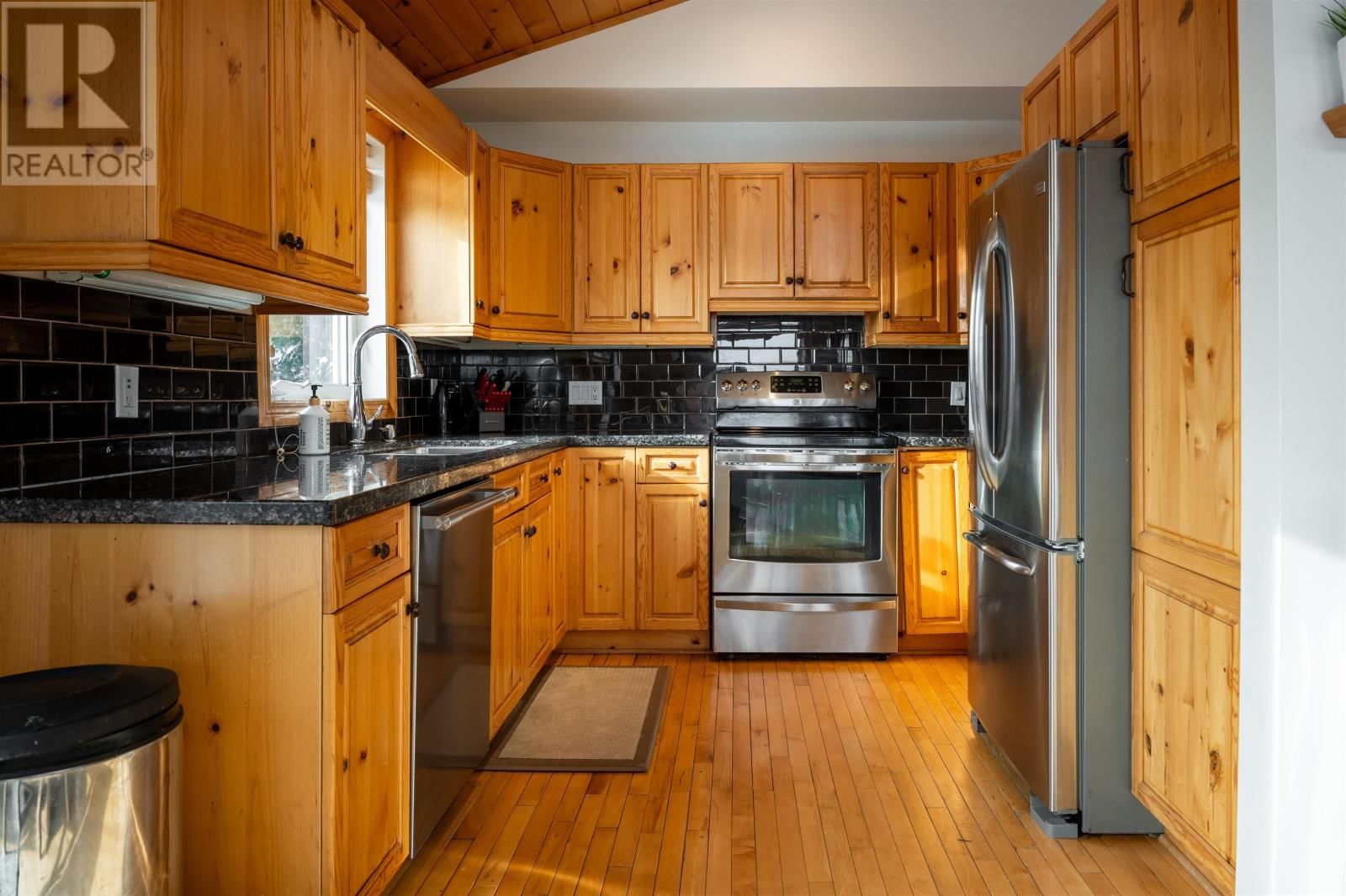 220D PHANTOM DR Image 17