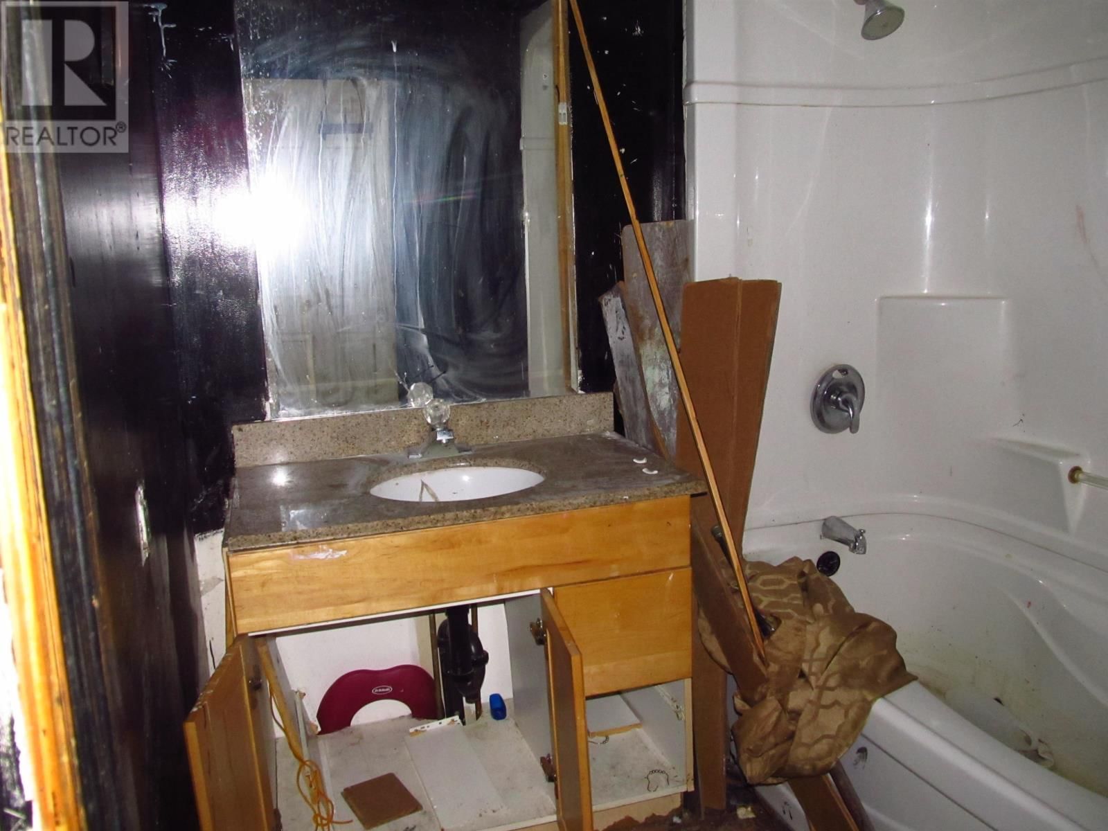 201 FOURTH AVE Image 9