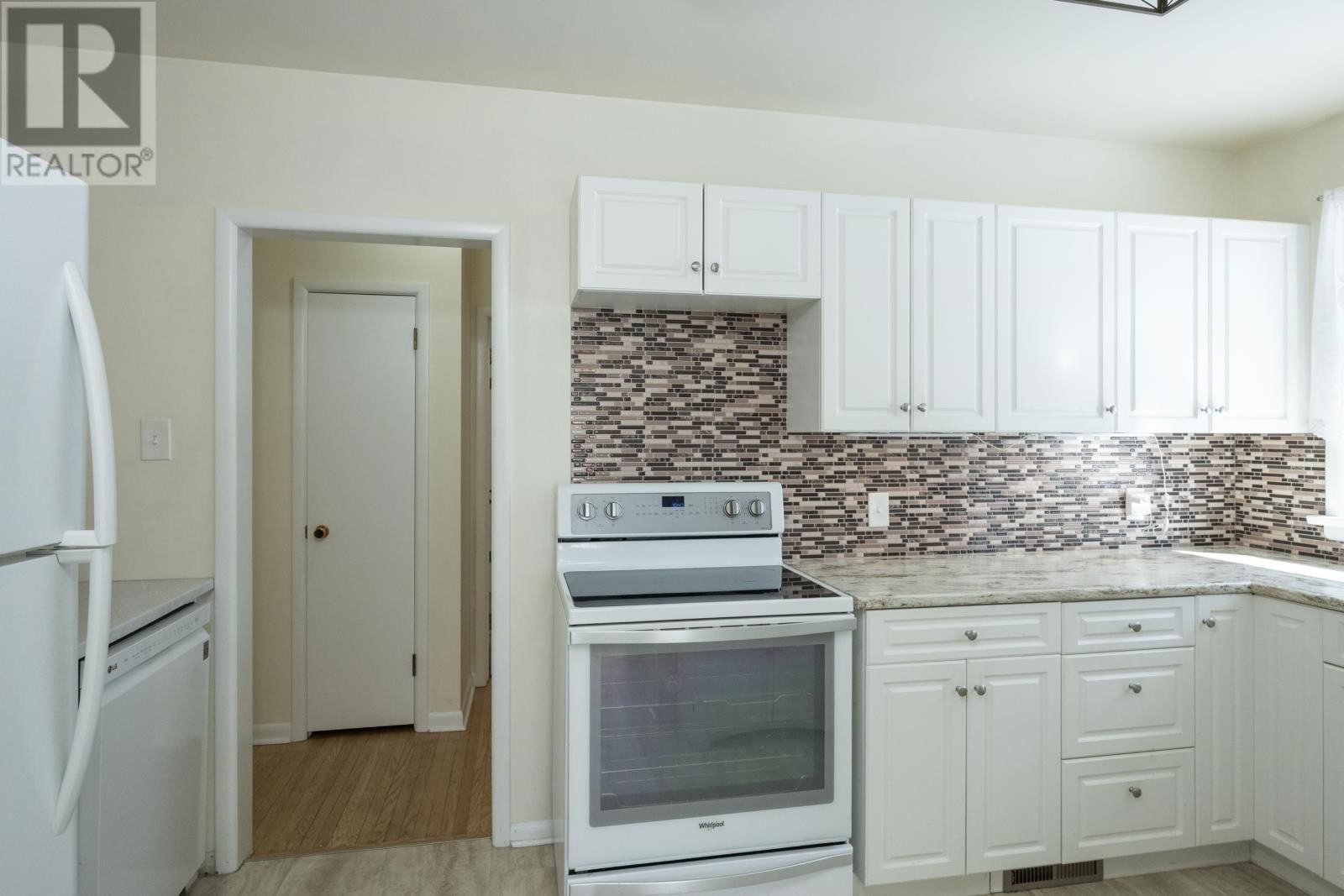 708 LINWOOD CRES Image 11