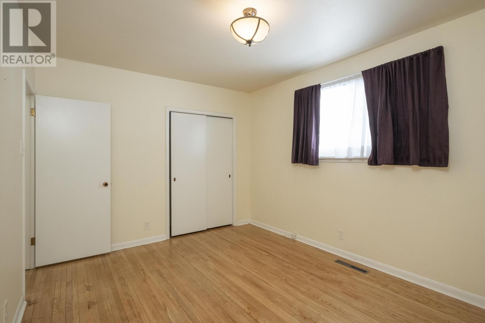 708 LINWOOD CRES Image 15