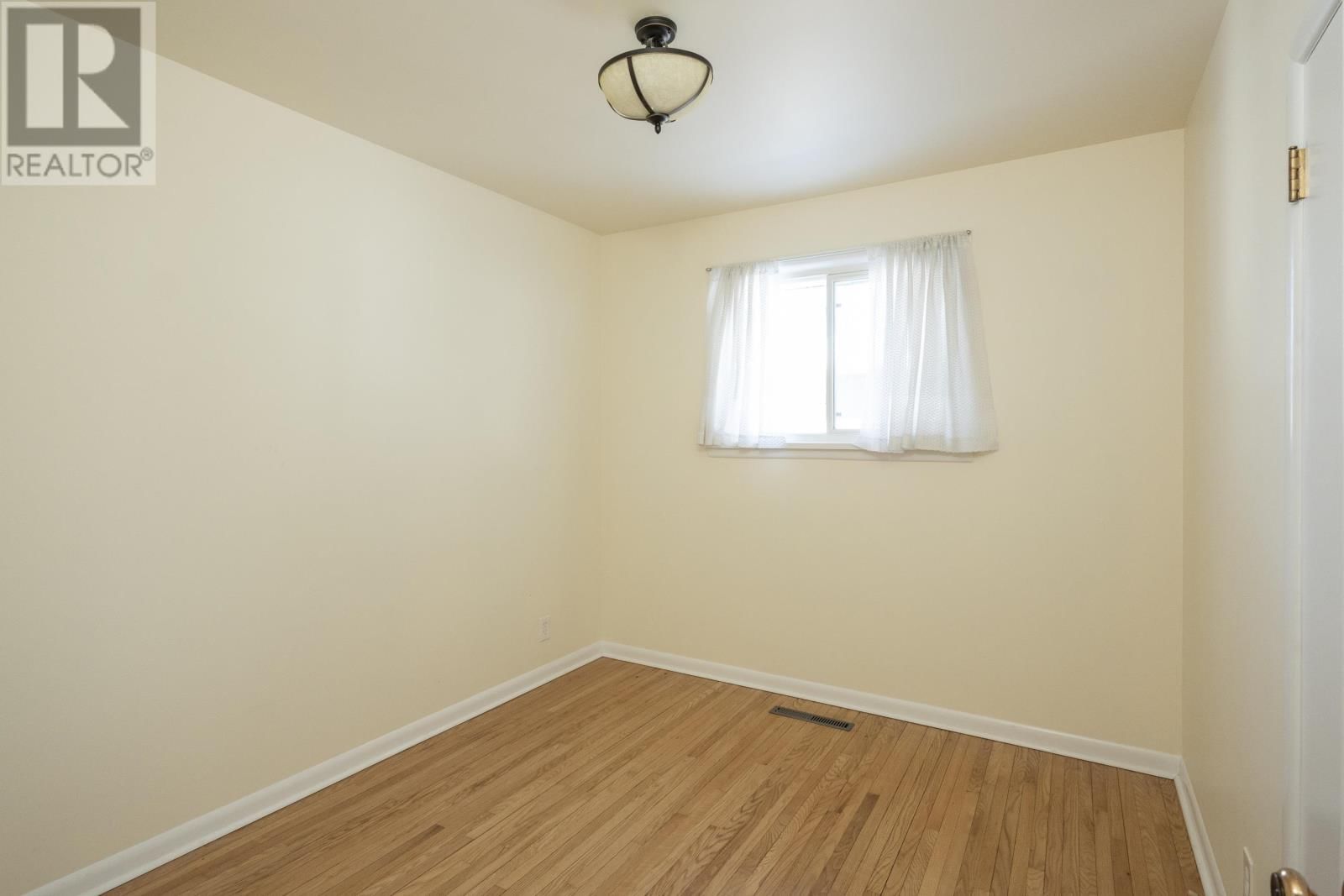 708 LINWOOD CRES Image 17