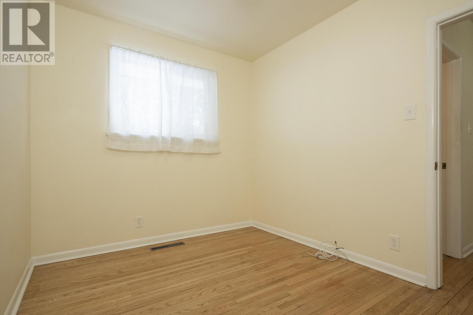 708 LINWOOD CRES Image 19