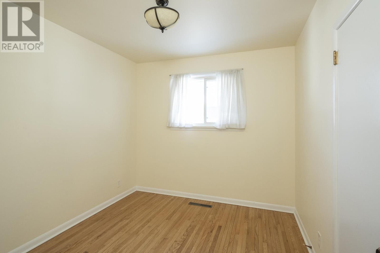 708 LINWOOD CRES Image 20