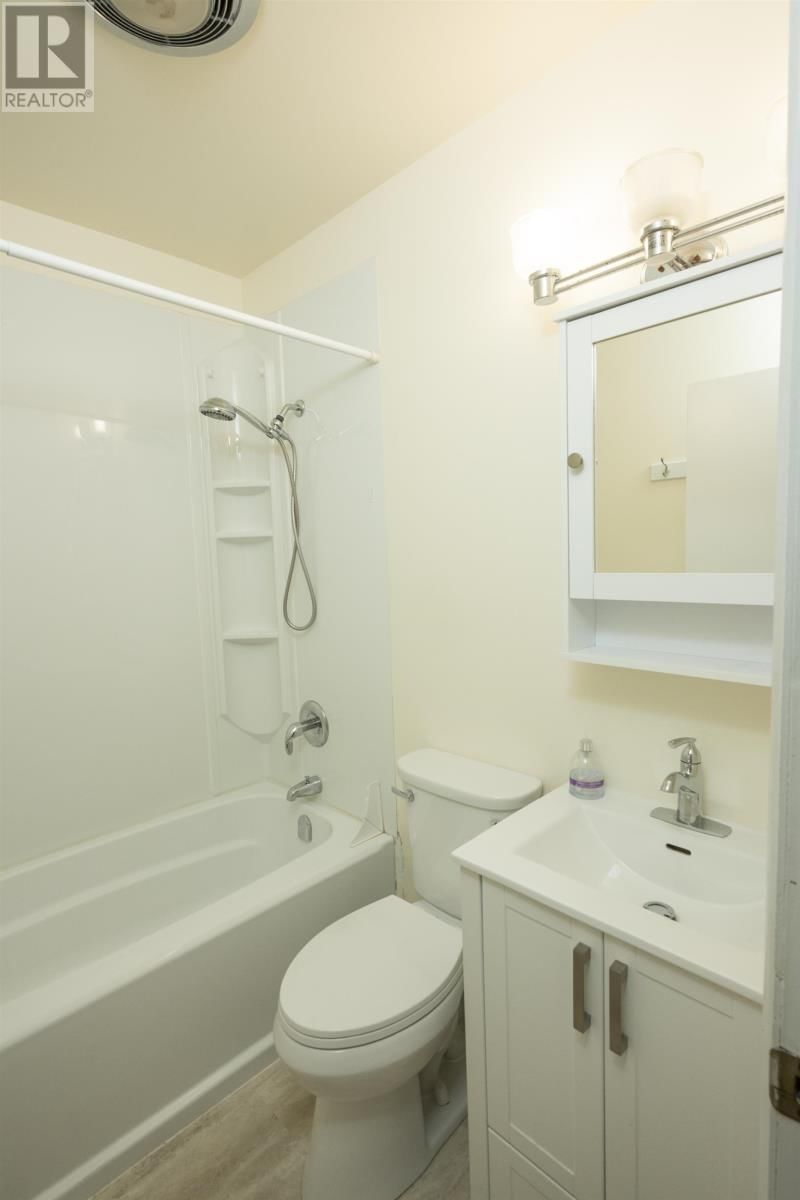 708 LINWOOD CRES Image 27