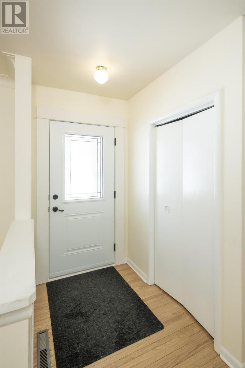 708 LINWOOD CRES Image 3