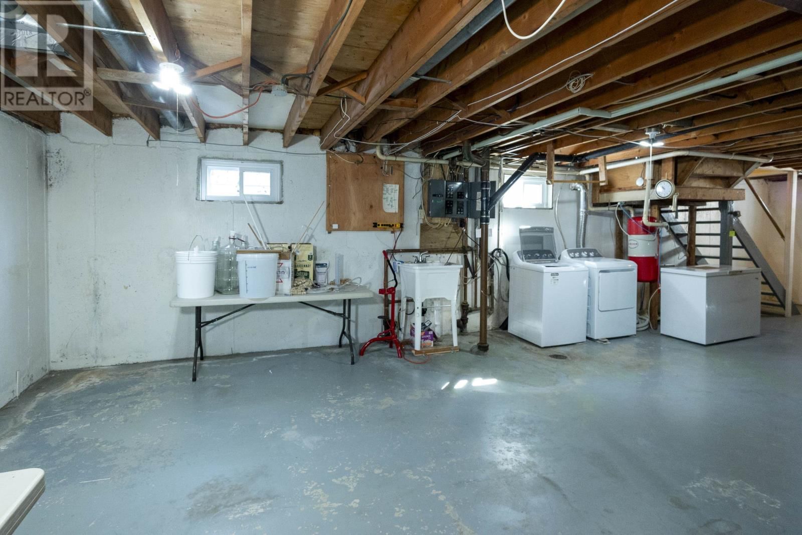 708 LINWOOD CRES Image 34