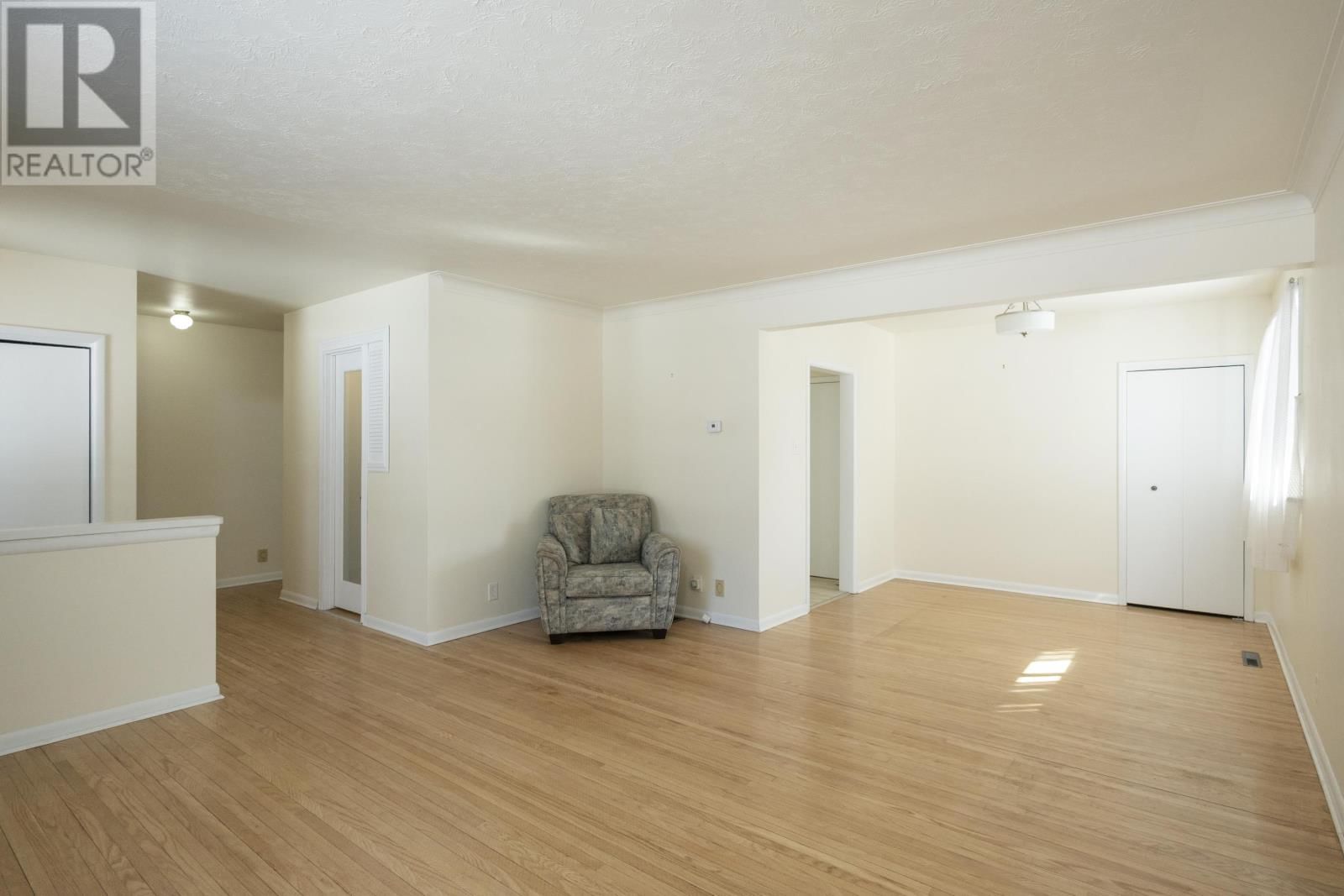 708 LINWOOD CRES Image 8