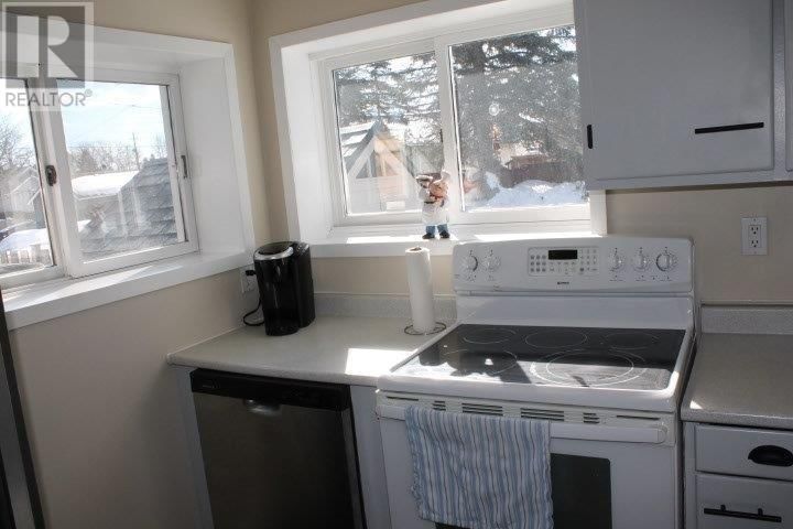 276 CHRISTINA ST Image 11