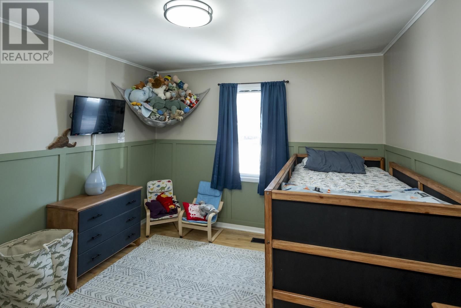 144 STRATHCONA AVE Image 17