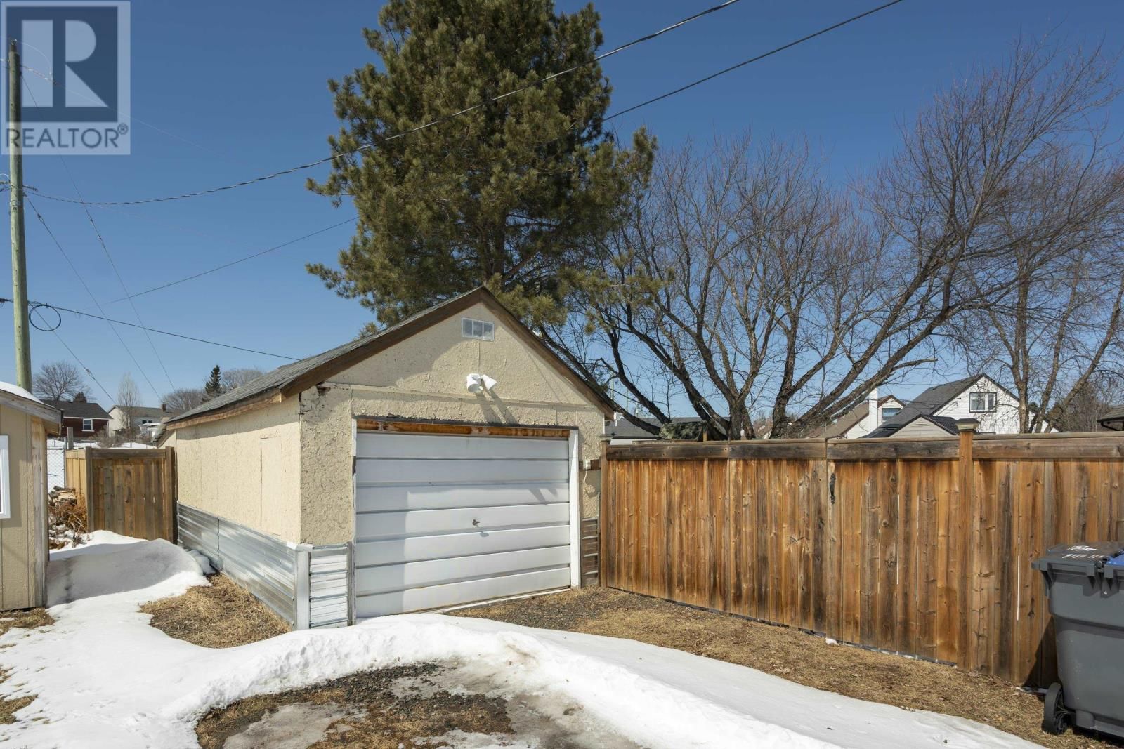 144 STRATHCONA AVE Image 39