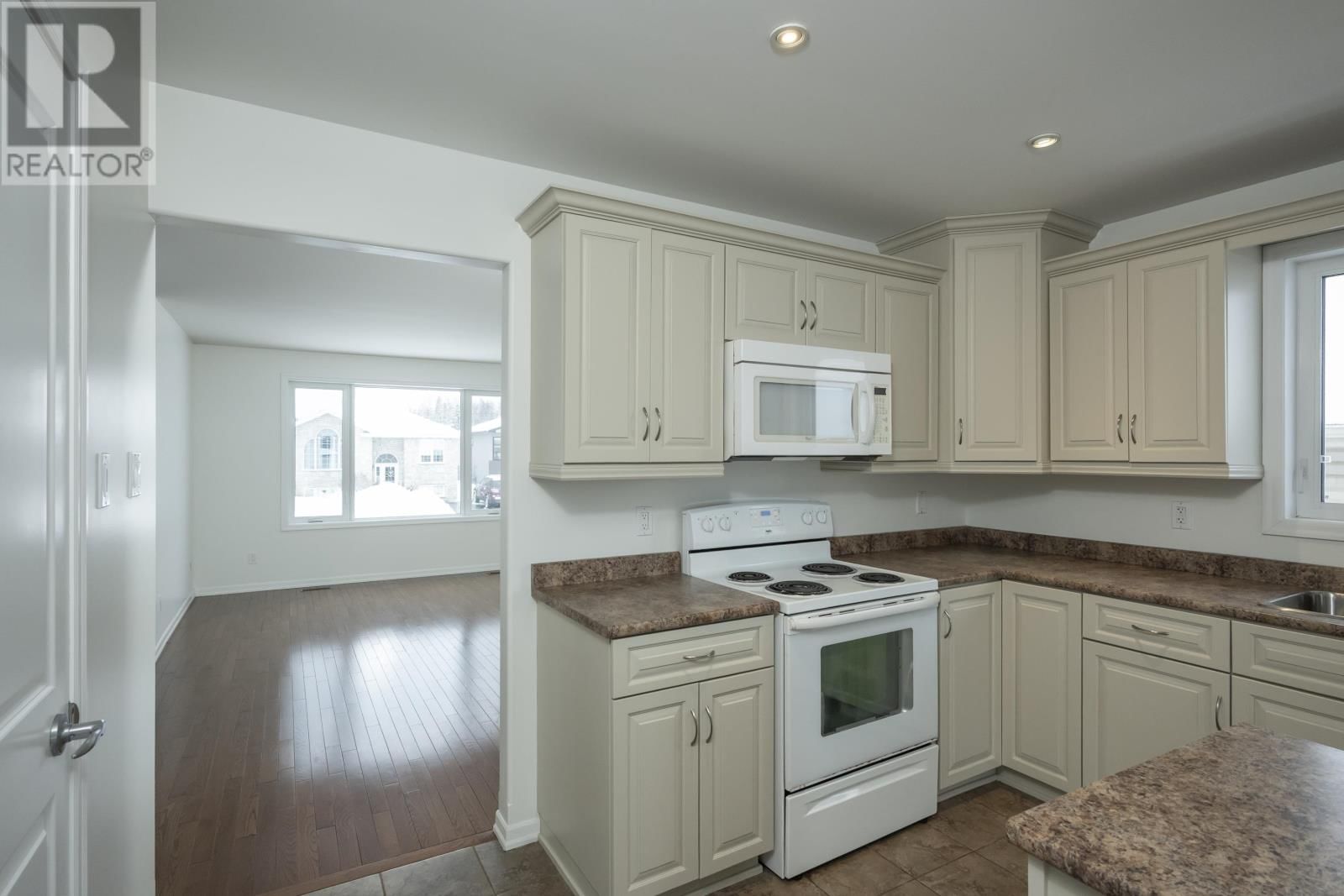 313 SOUTH CREEK ST Image 7