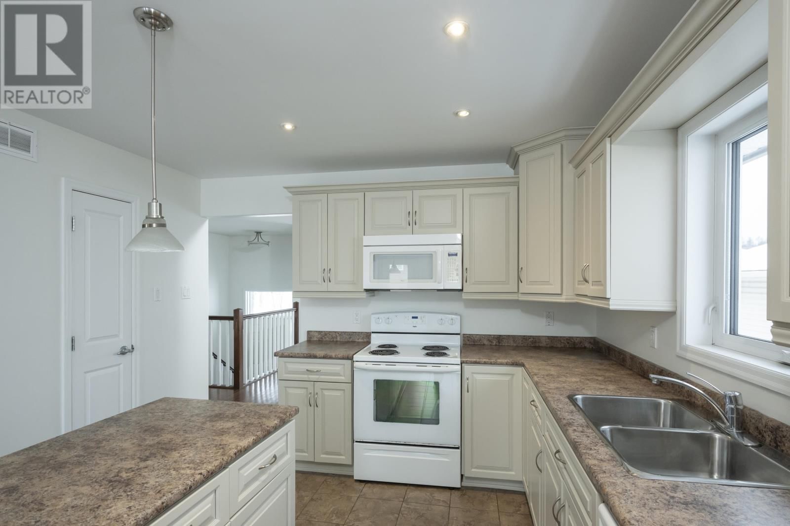 313 SOUTH CREEK ST Image 8