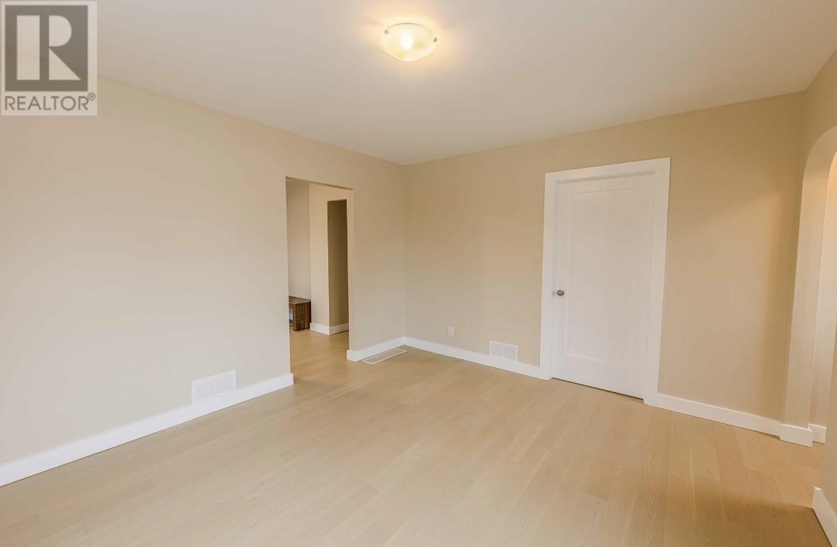 358 DEWE AVE Image 4