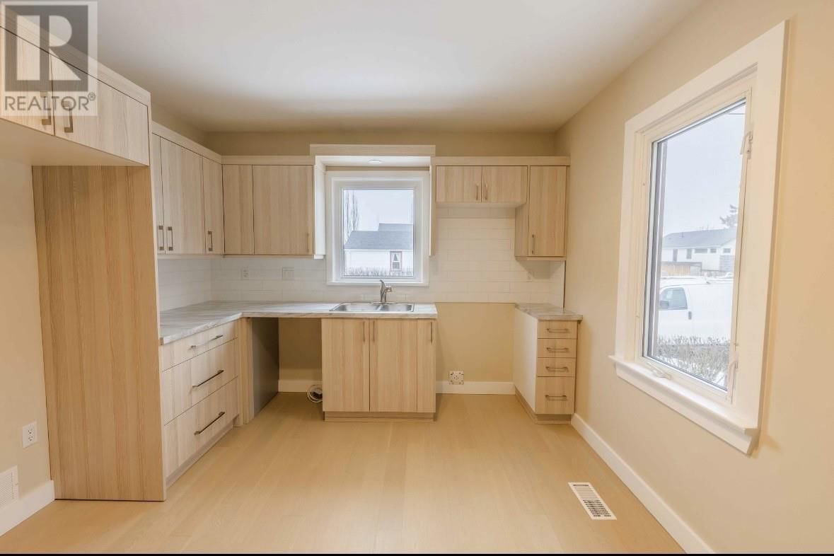 358 DEWE AVE Image 8