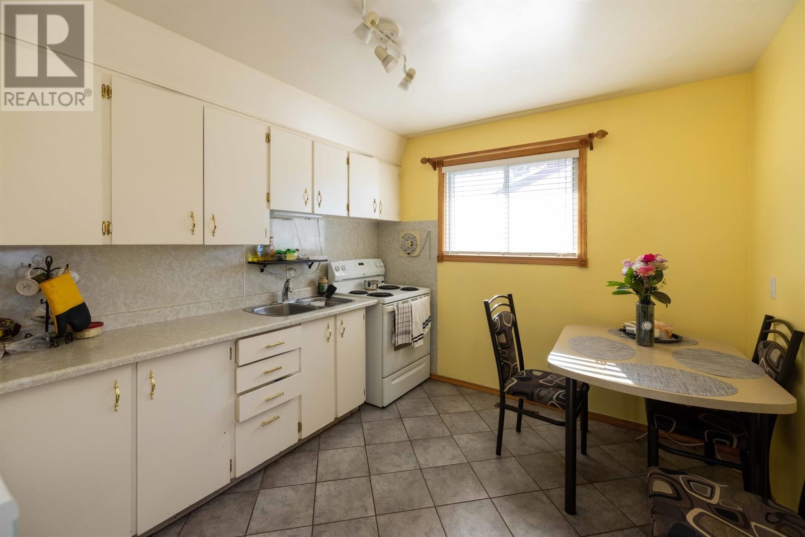 330 EDWARD ST Image 11