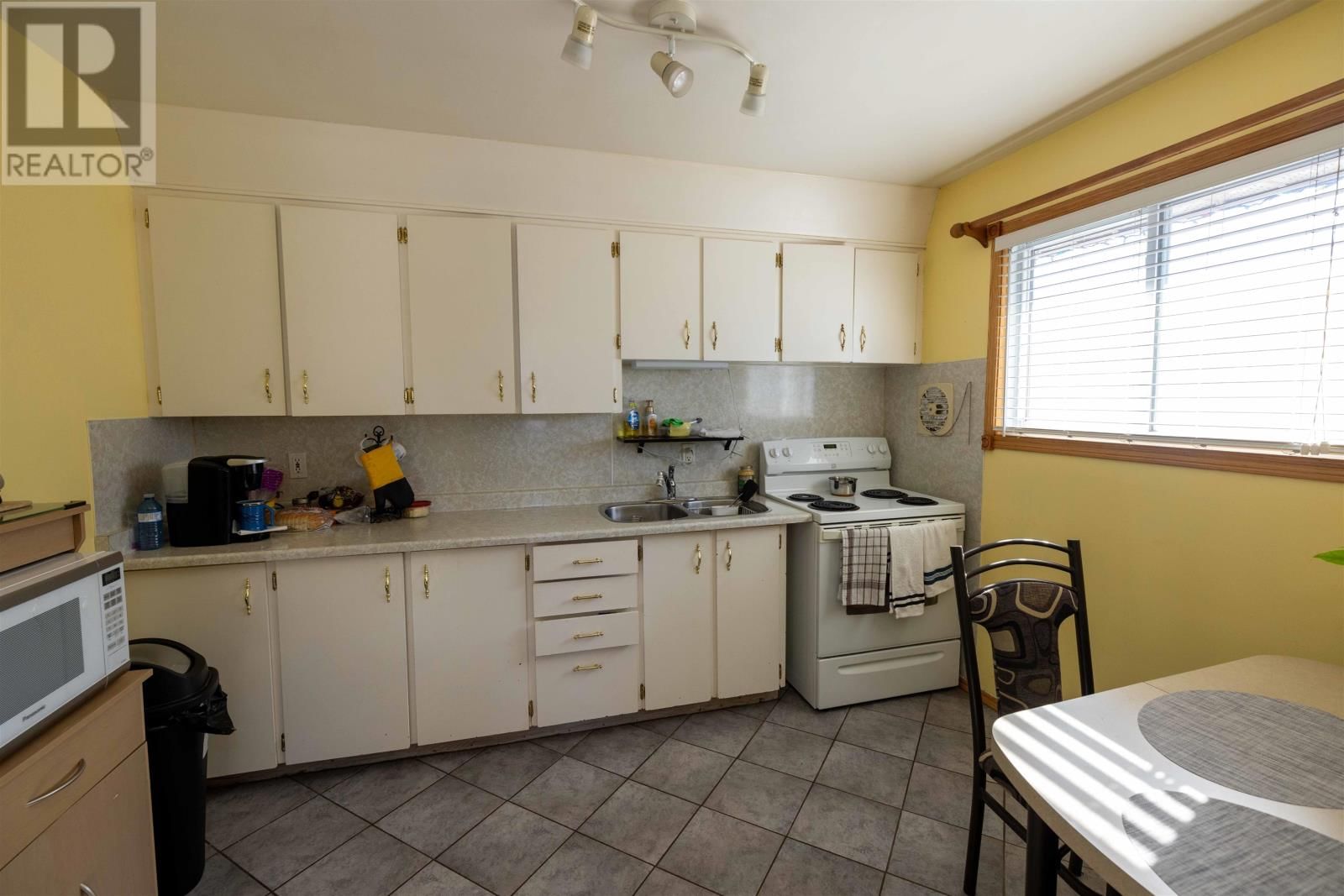 330 EDWARD ST Image 12