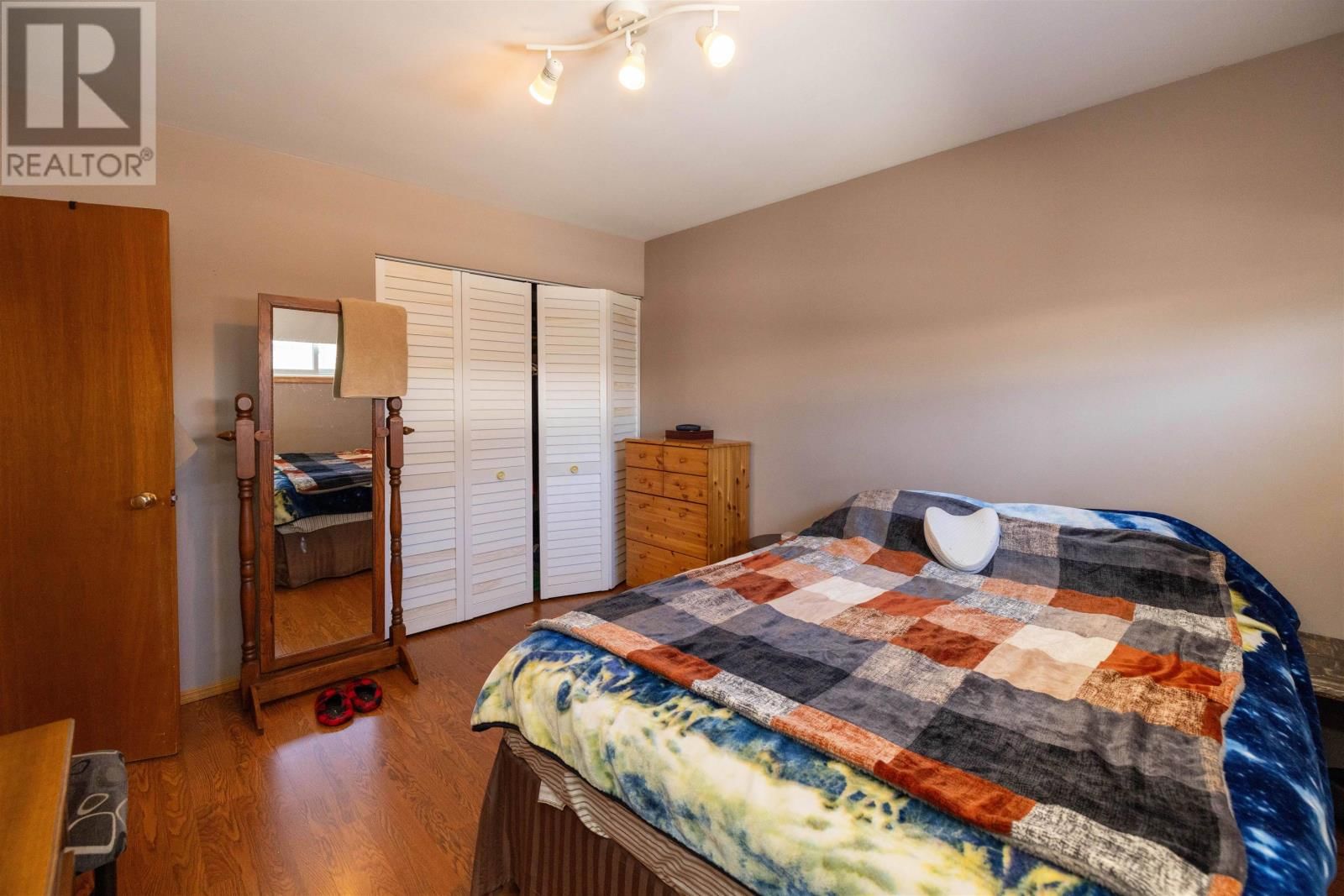 330 EDWARD ST Image 14