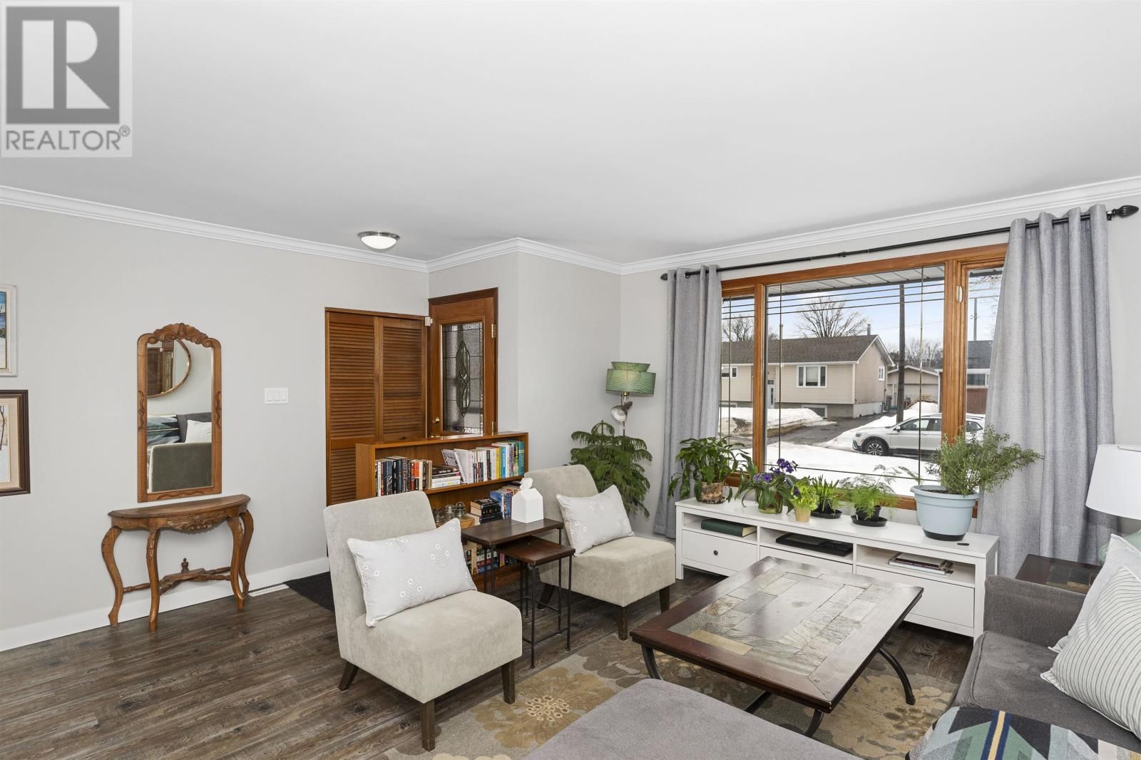 305 SILLESDALE CRES Image 2