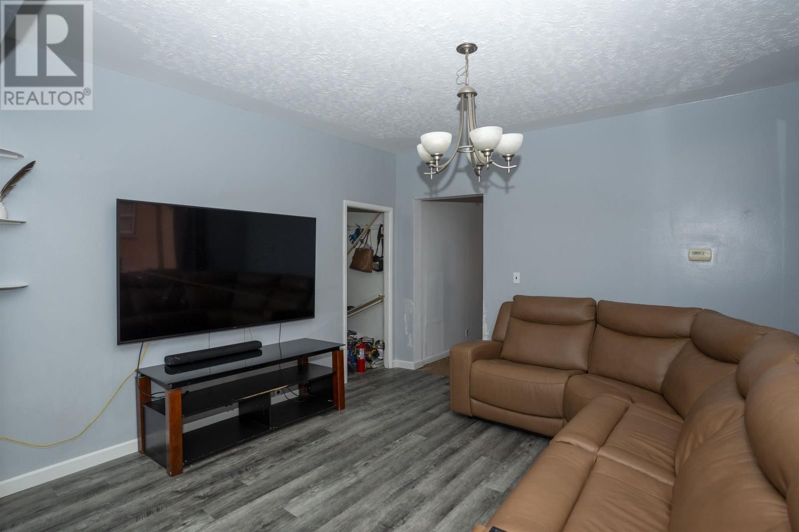 138 ROWAND ST Image 8