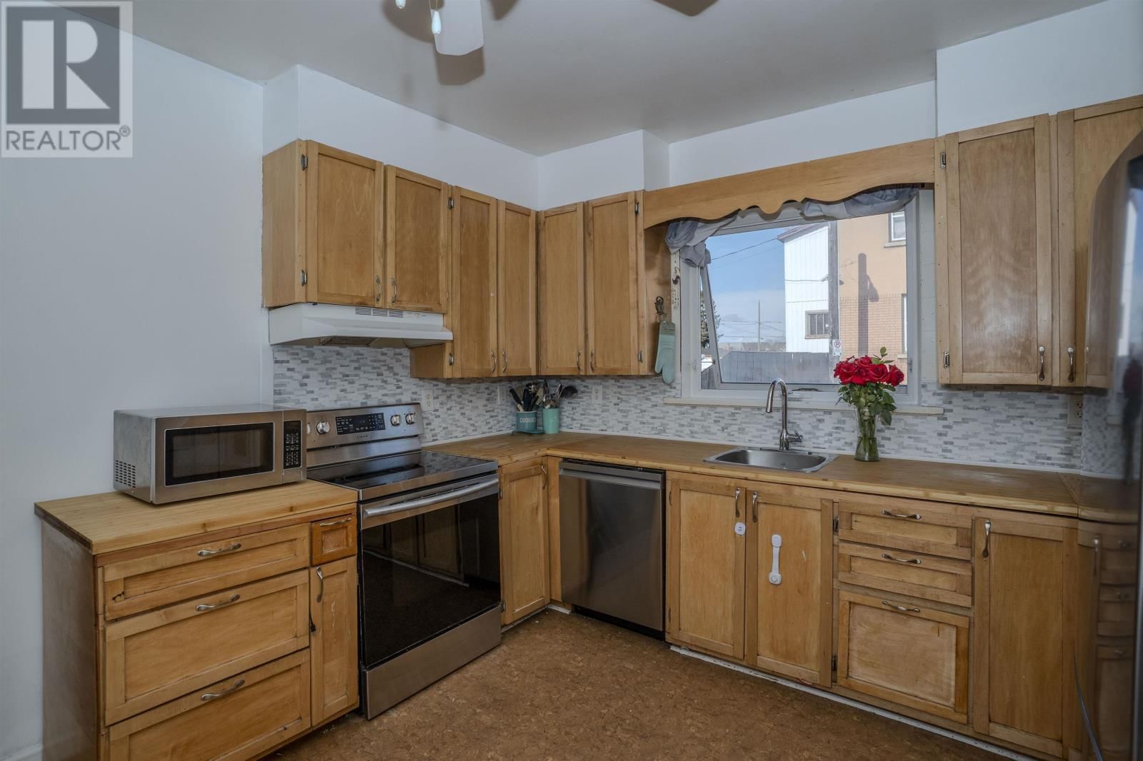 138 ROWAND ST Image 9