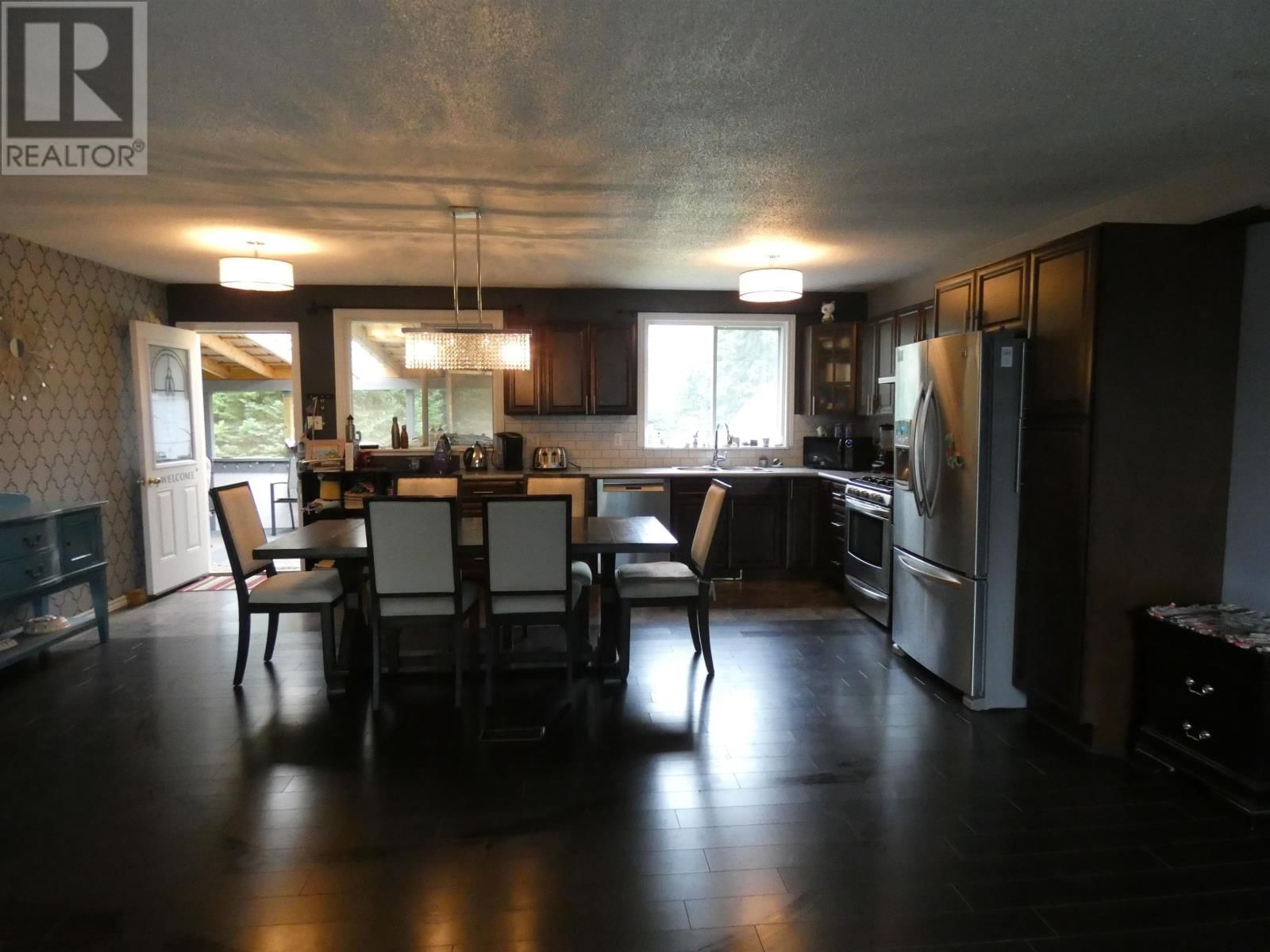 423 BIRCH CRES Image 4