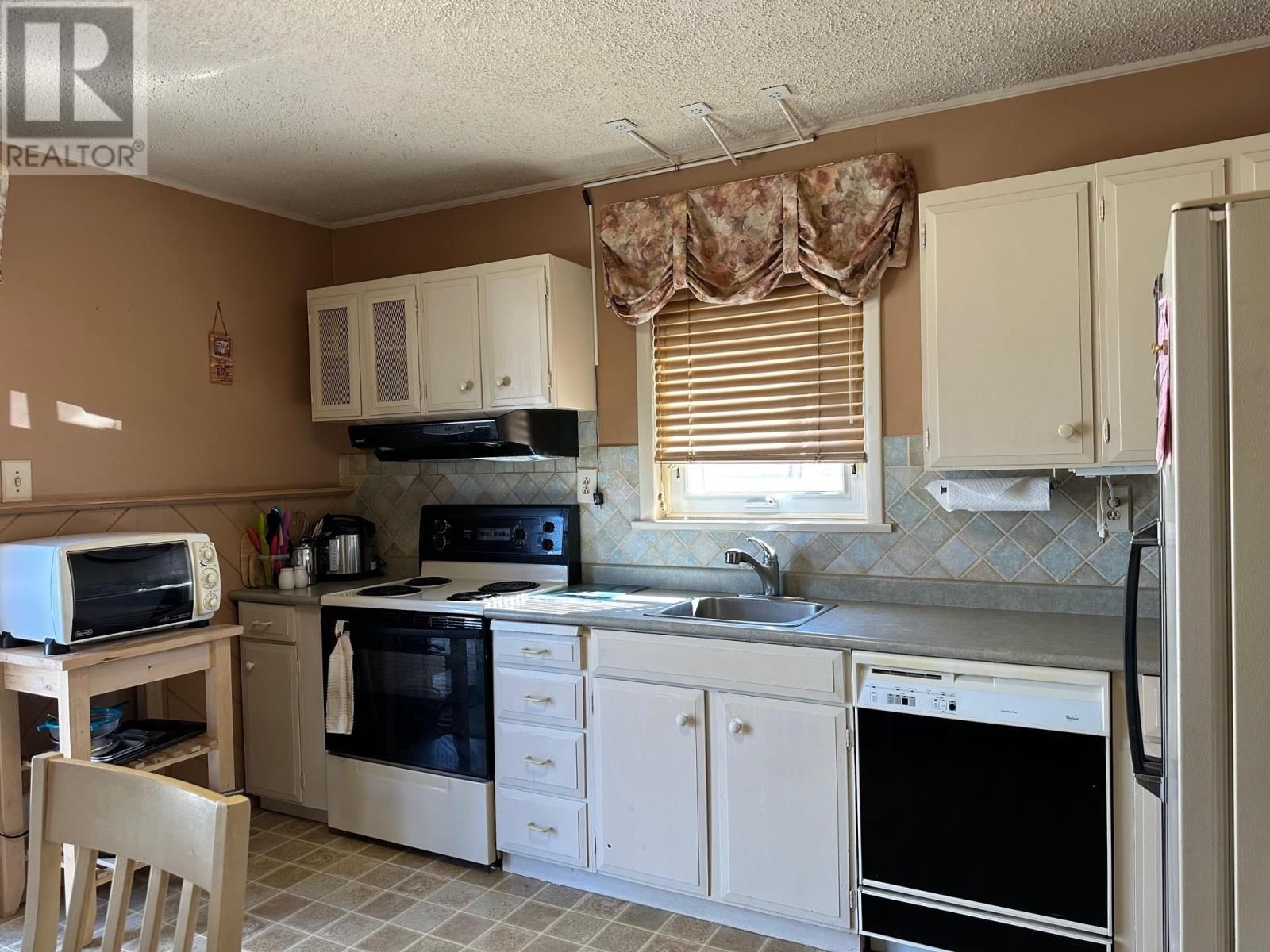 206 SHUNIAH ST Image 6