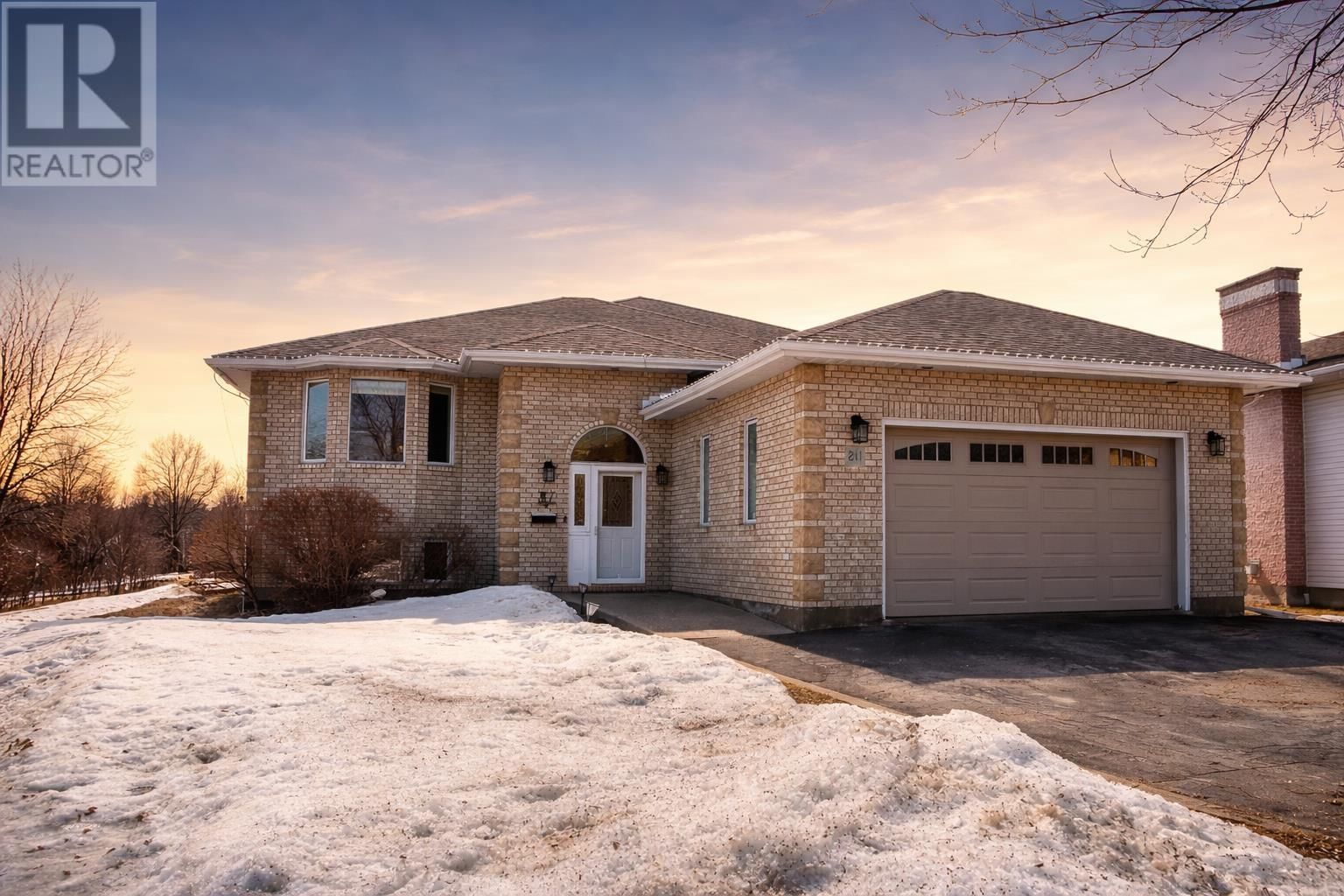 211 LINDEN CT Image 1