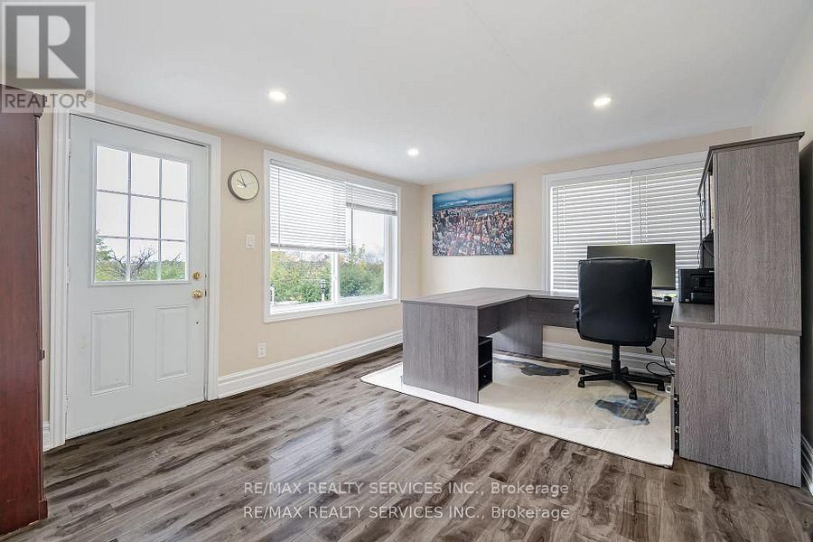 15075 HUMBERSTATION ROAD Image 20