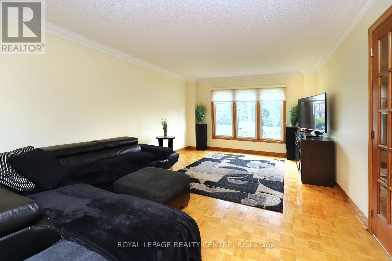 4229 CAPILANO COURT Image 4