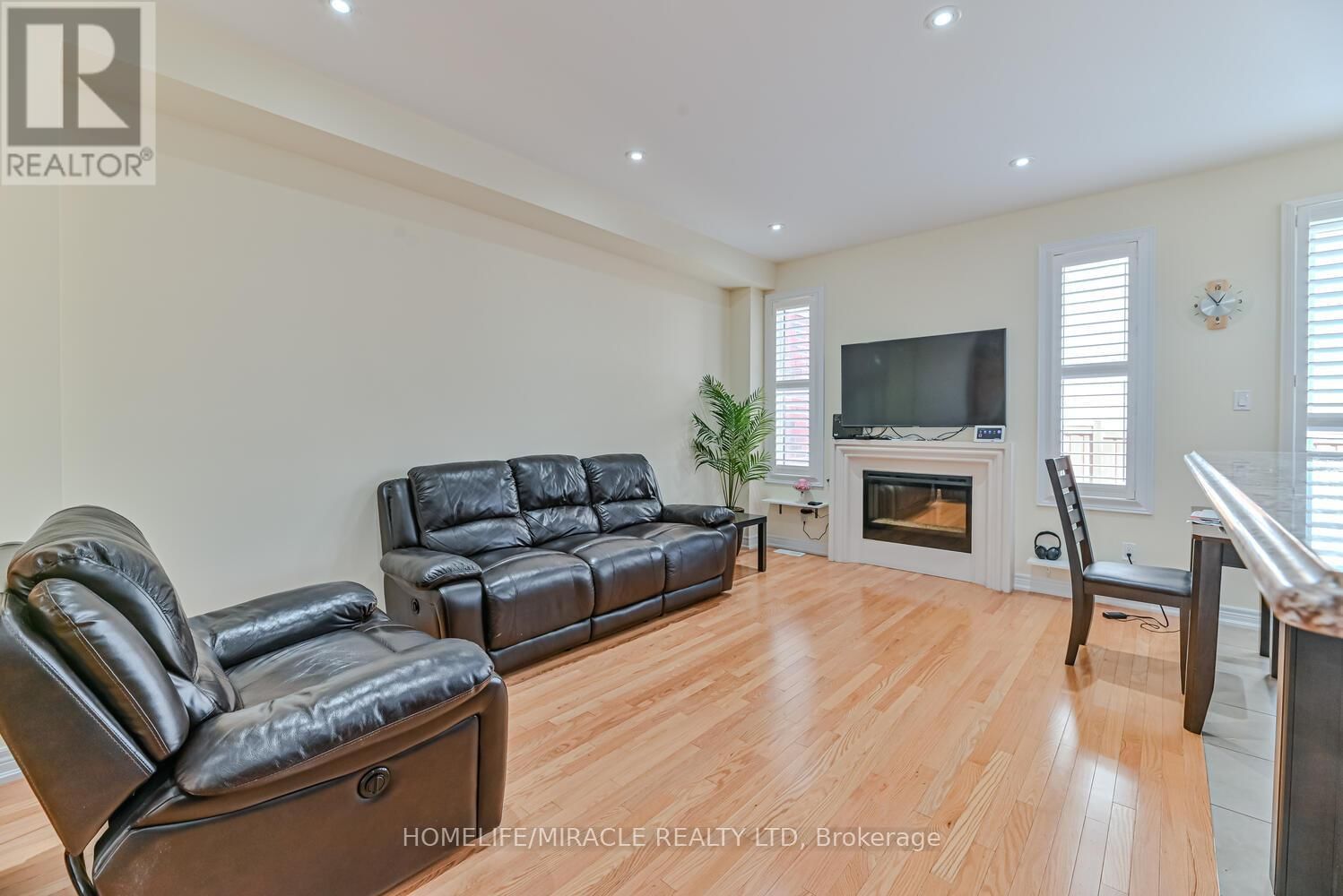 105 SKY HARBOUR DRIVE Image 3