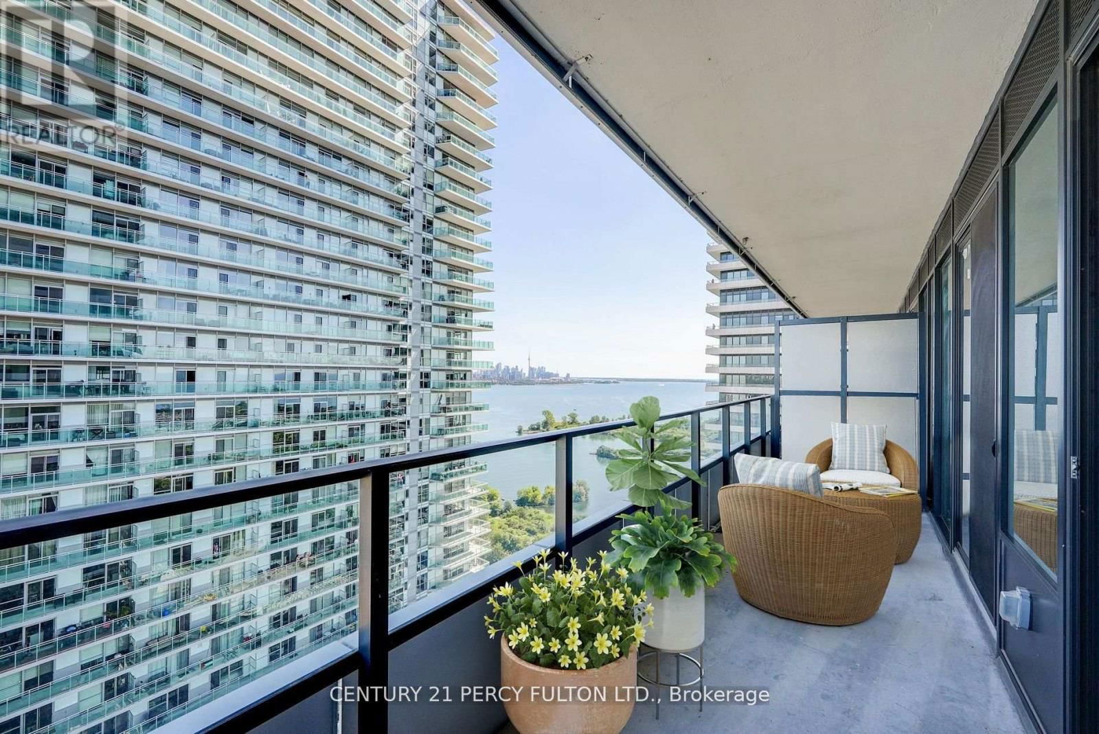 2514 - 30 SHOREBREEZE DRIVE Image 21