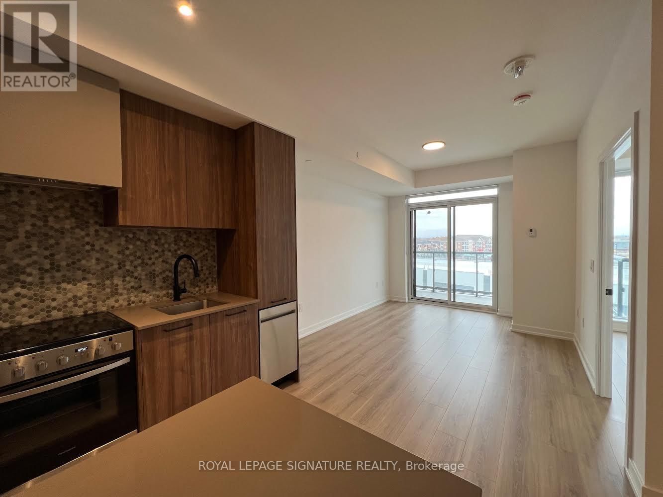 517 - 10 LAGERFELD DRIVE Image 3