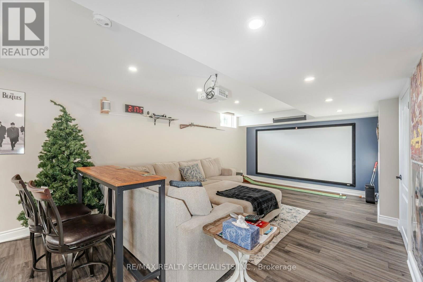 8 HERRINGBONE CRESCENT Image 32