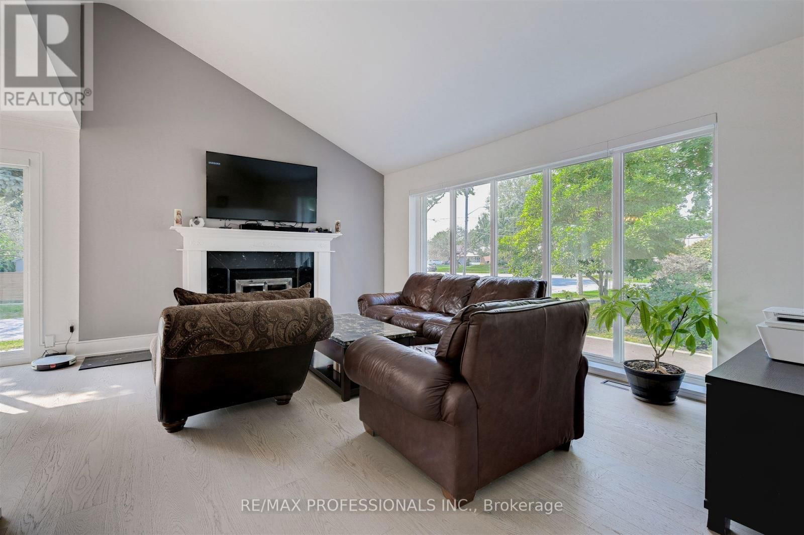 53 ROSSBURN DRIVE Image 6