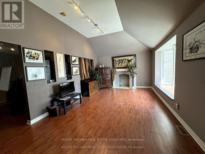 270 LAKESHORE ROAD EAST Image 17