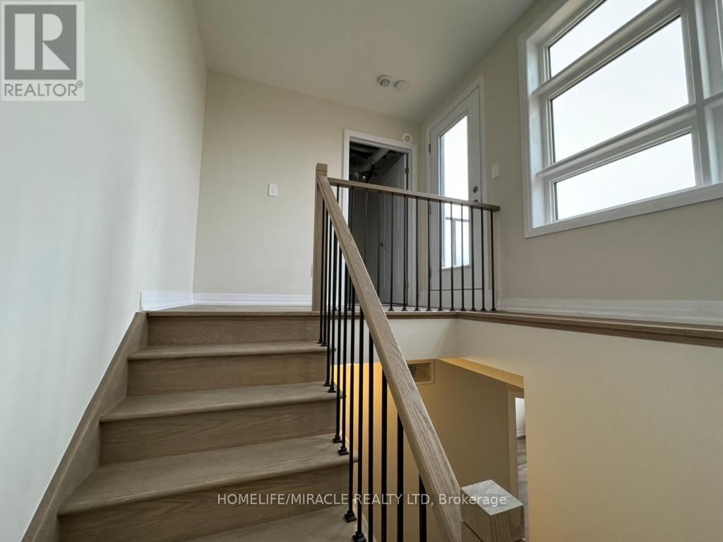 416 - 1577 ROSE WAY Image 28